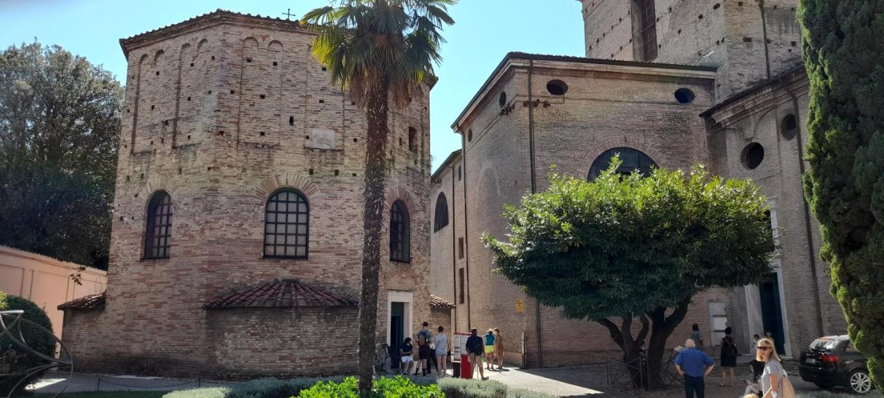 Corte Cavour. Una mansarda nel cuore della città Ravenne Extérieur photo