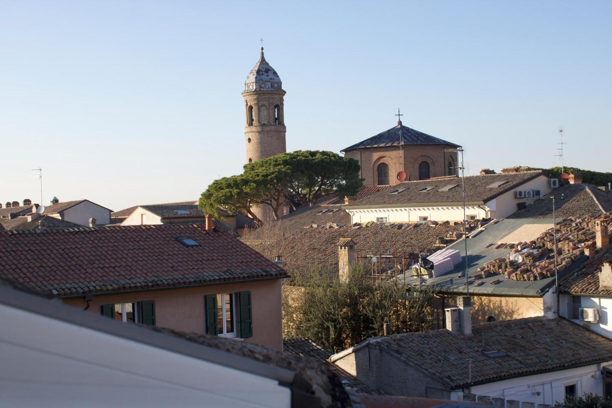 Corte Cavour. Una mansarda nel cuore della città Ravenne Extérieur photo